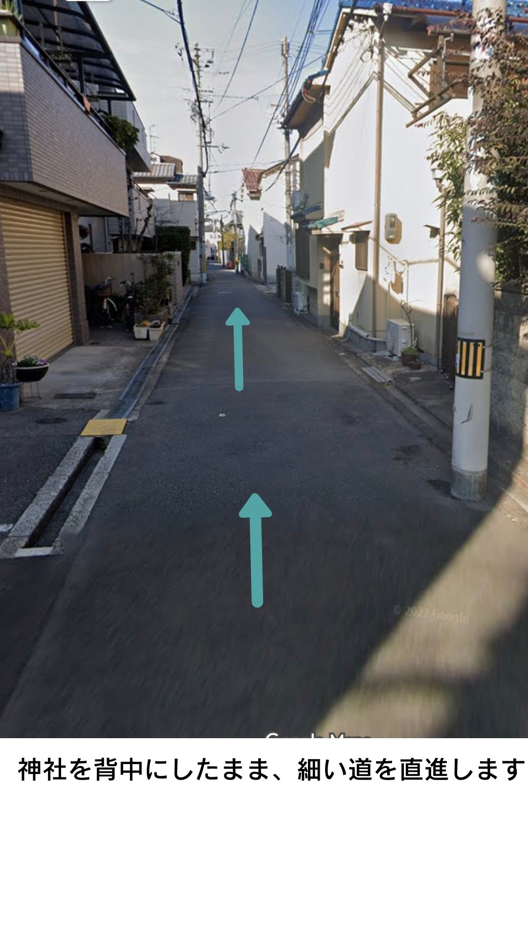 神社を背中にしたまま、細い道を直進します